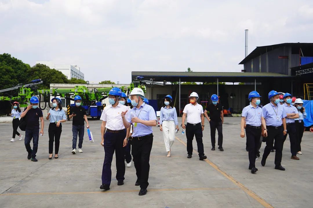 四川省企業(yè)經(jīng)濟(jì)促進(jìn)會(huì)李光明書記蒞臨藍(lán)海智裝調(diào)研
